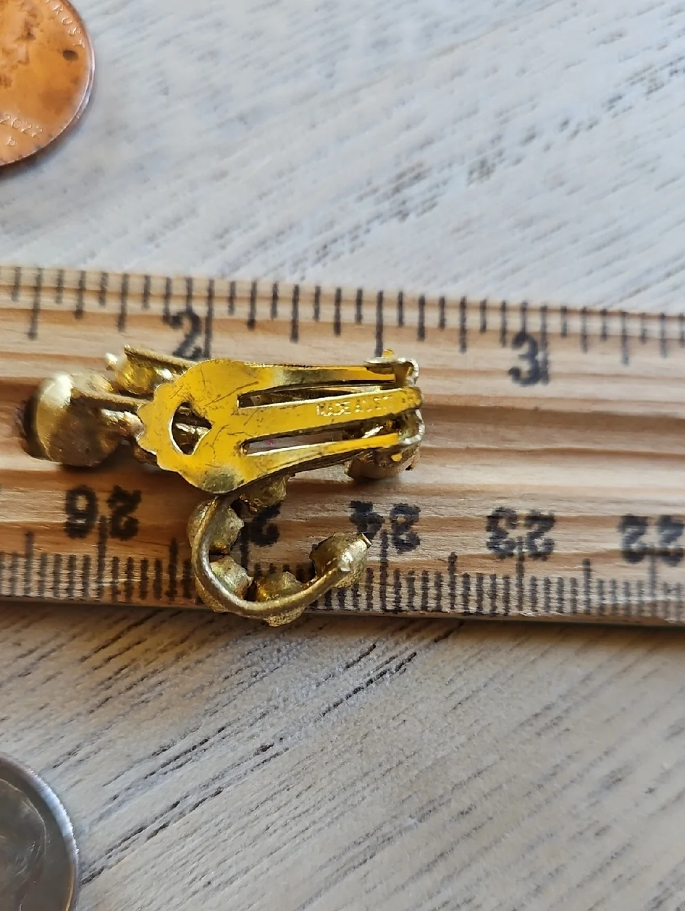 Green Rhinestone Cluster Vintage Clip-On Earrings Gold Tone Made In Austria - Picture 5 of 5